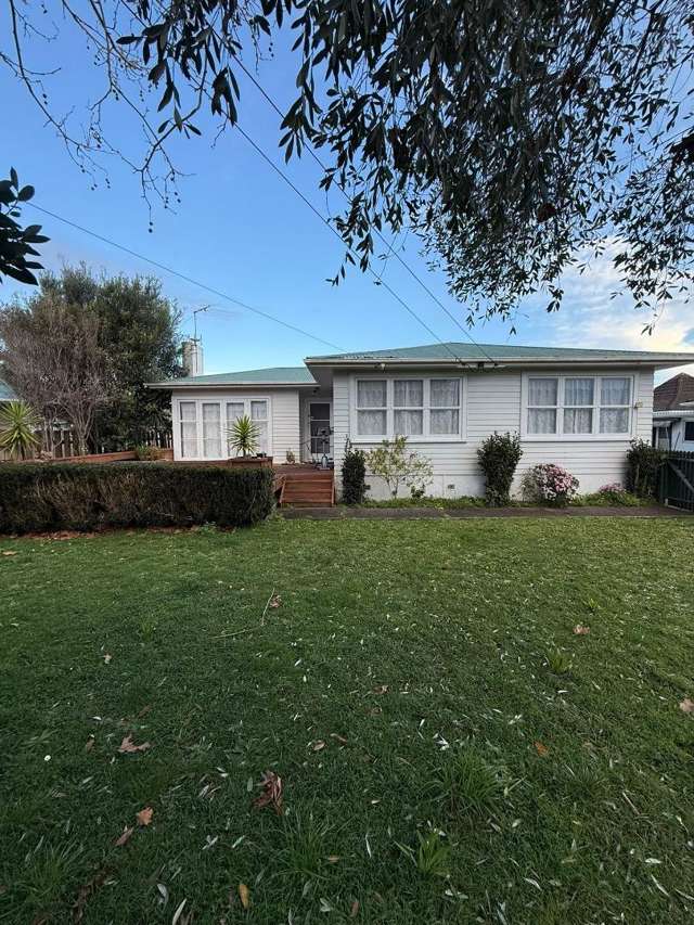 Tastefully Renovated 2 Bedroom Home in a Convenient Takanini Location