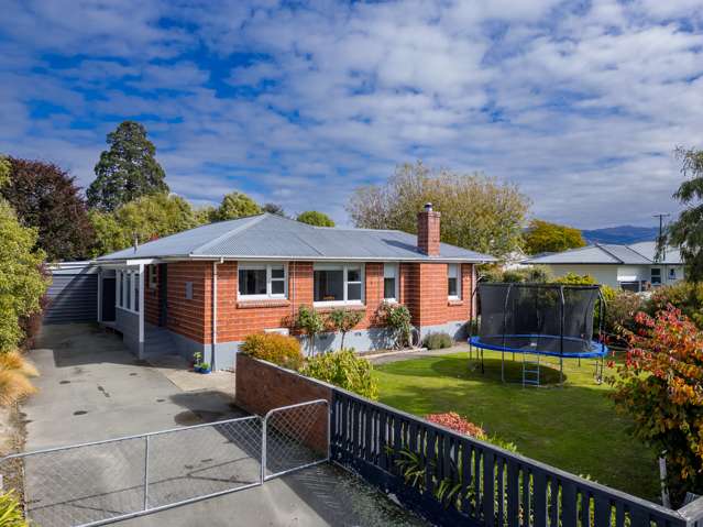 Super Sunny, Private 3 bed brick