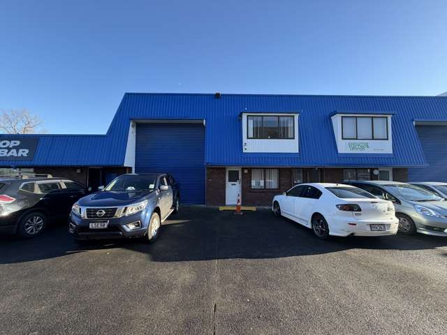 Versatile warehouse, office and showroom