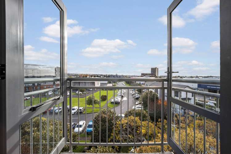 4D/10 Crown Lynn Place New Lynn_12