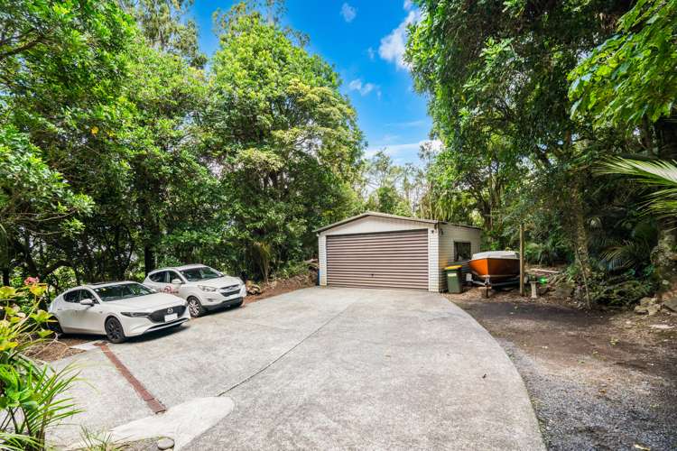 854 West Coast Road Waiatarua_23