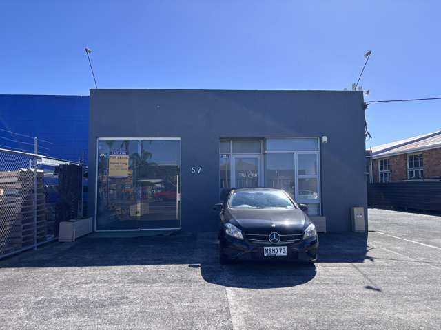 Versatile Central Showroom or retail space