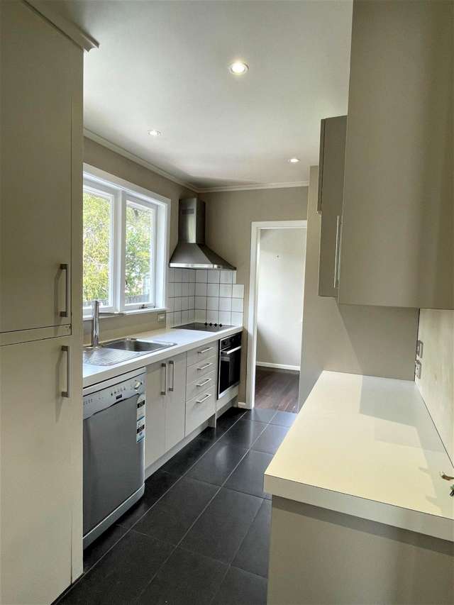8 Grainger Road Te Atatu South_3
