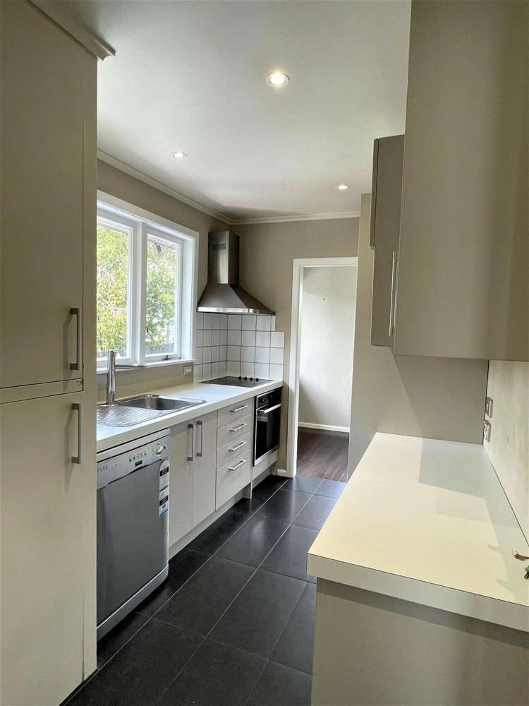 8 Grainger Road Te Atatu South_3
