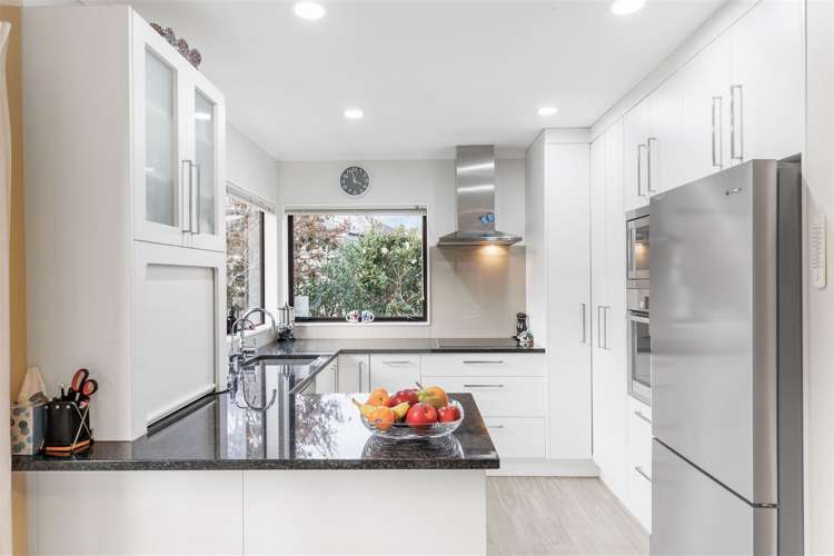 2/6 Pinewood Grove Botany Downs_8