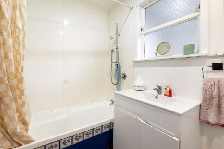 522 Beach Road Murrays Bay_11