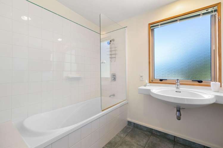 14a Von Place Fernhill/Sunshine Bay_8