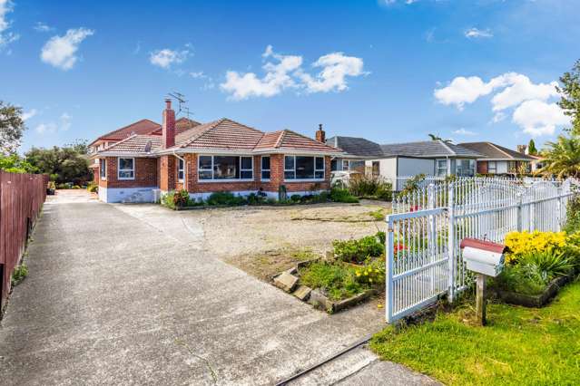 7 BEDROOM HOME & INCOME