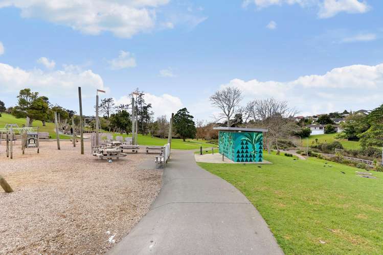 2/7 Arran Road Browns Bay_22