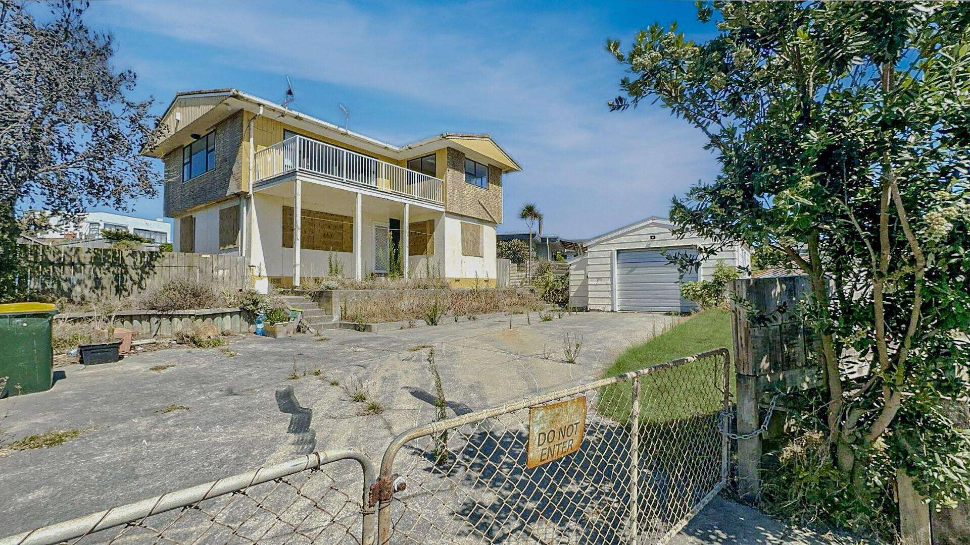 ‘Do not enter’: Ex-police house contaminated by asbestos up for grabs