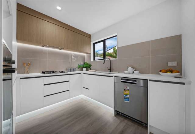 Brandnew corner House with lots of parking!