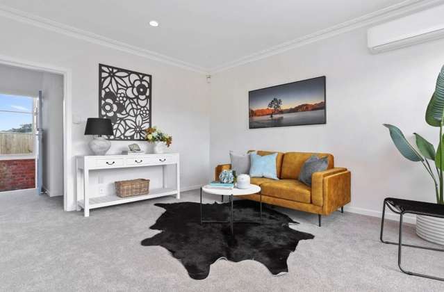 Sunny 2BR Onehunga Unit w/ large garden & Parking!
