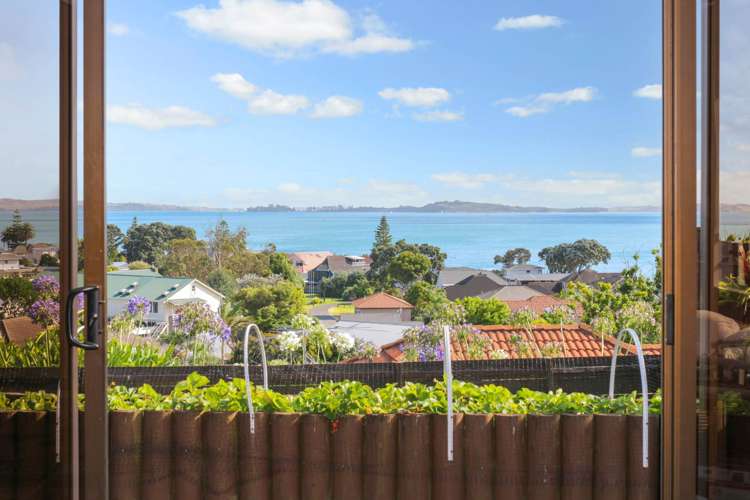 6 Embling Place Eastern Beach_3