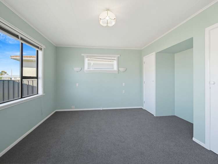 1204 Norfolk Crescent Mayfair_11