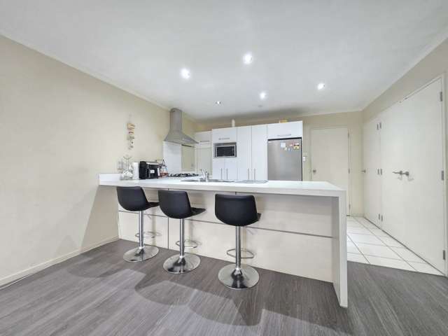 Flexible Move-In: Spacious Family Home with Se...