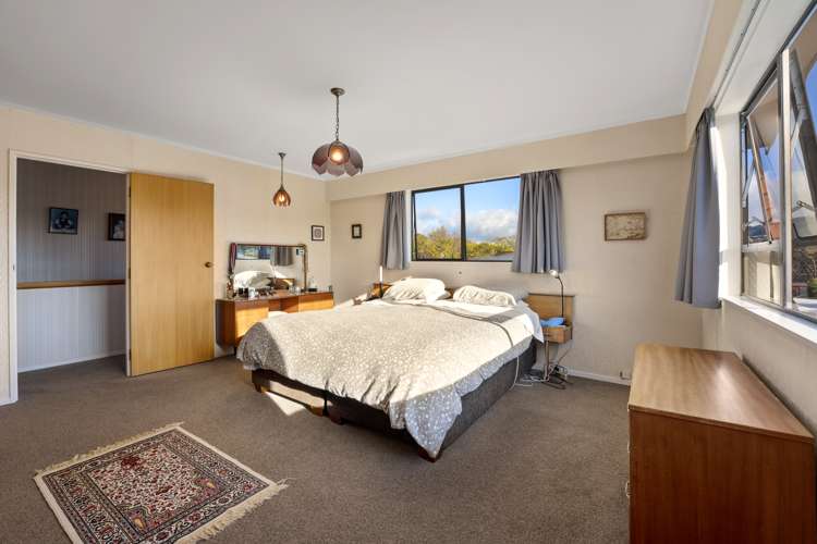 22 Mcenroe Grove Naenae_12