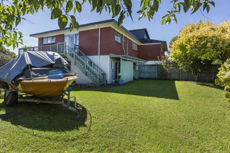 13 Paisley Street Mellons Bay_9