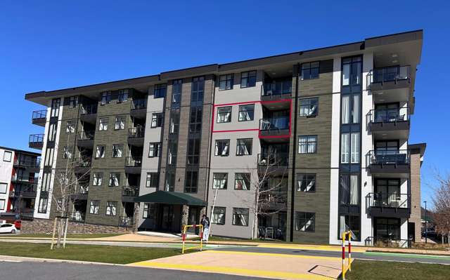 Sunny two-bedroom apartment with mountain views