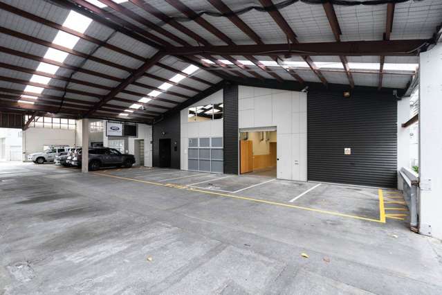 NEW MT EDEN WAREHOUSE/OFFICE COMBO WITH HIGH STUD