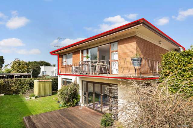 Just Across from Pak'nSave Sunny 3 Bed Brick&Tile