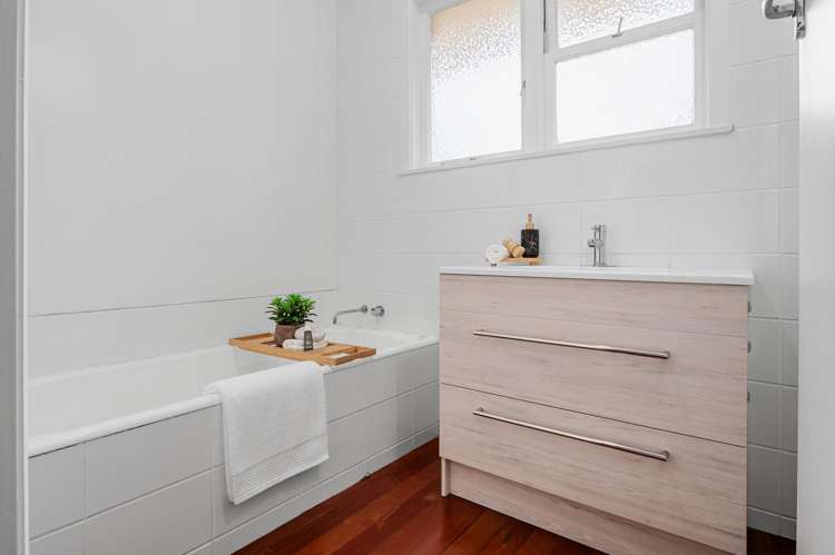 807 + 807a River Road Chartwell_25
