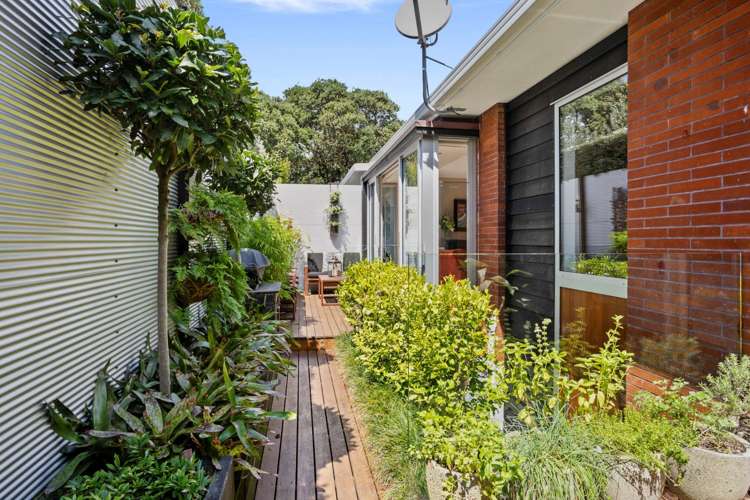 2/4 Beach Road Castor Bay_19