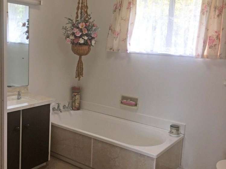 2/4 Kinloch Place Papakowhai_18