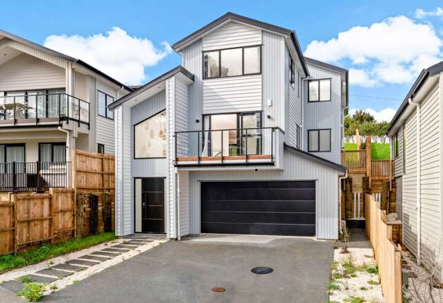 Near-new standalone freehold house in Greenhithe