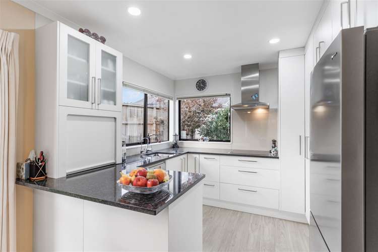 2/6 Pinewood Grove Botany Downs_7