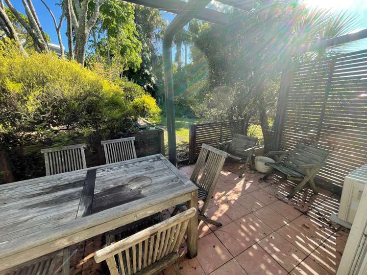 10/18 Parr Terrace Castor Bay_9