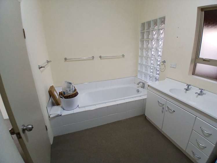 7 Elizabeth Grove Stratford_17