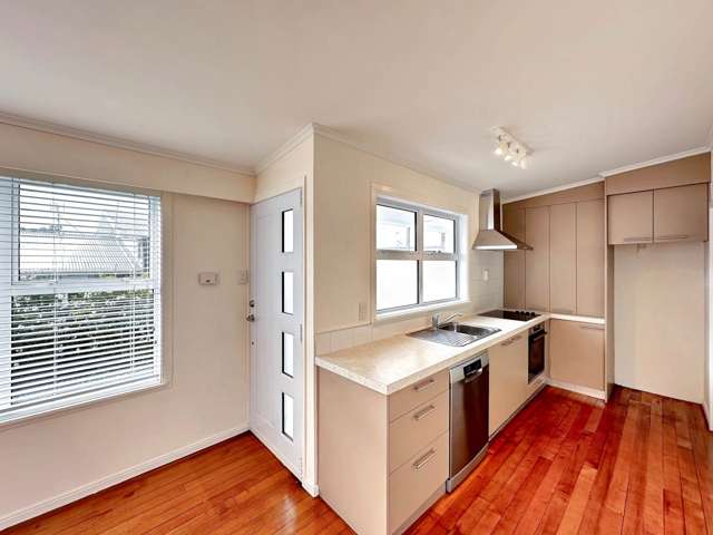 2/6A Adrienne Place Onehunga_3