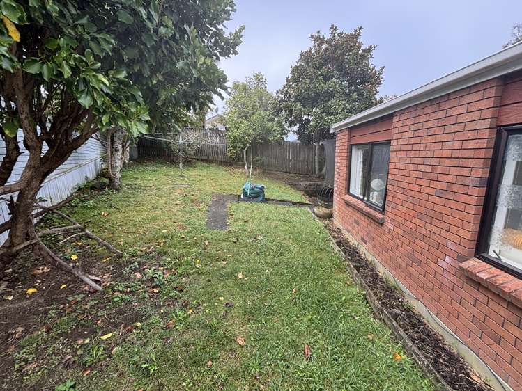 9 Greenvalley Rise Glenfield_19