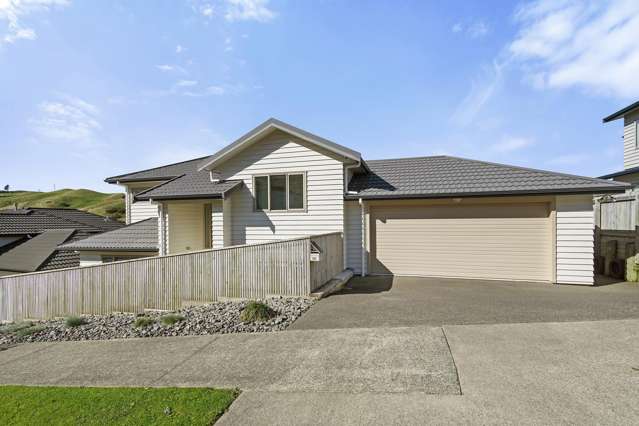 Sunny Living with Views!