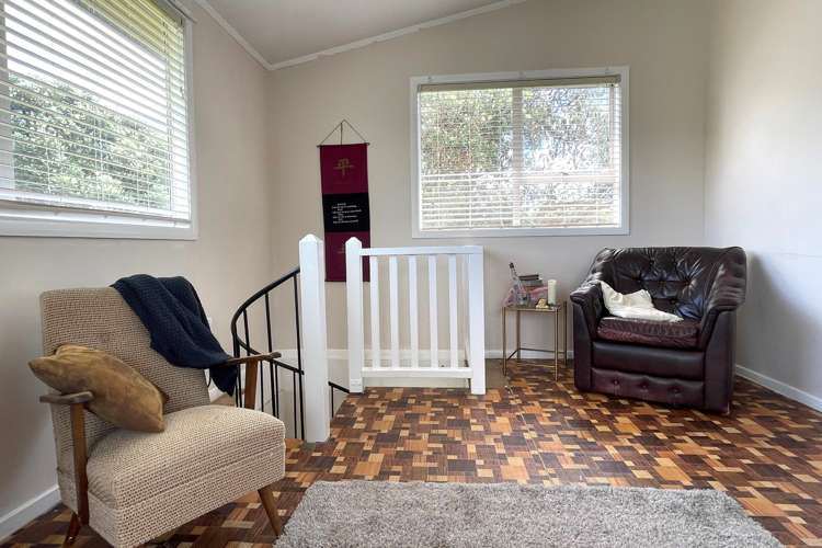 15 Esplanade Marokopa_16