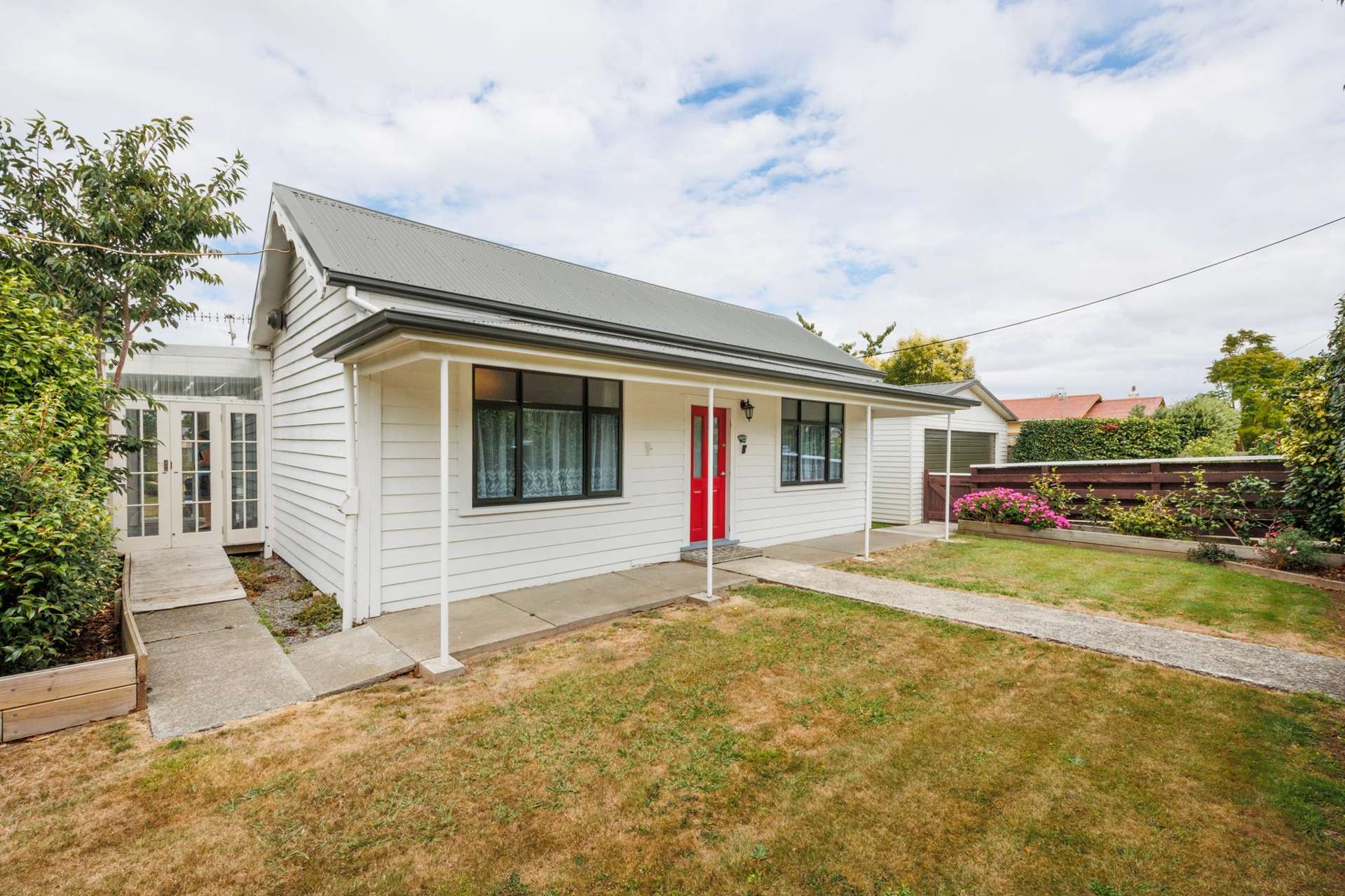 121-123 High Street Bulls_0