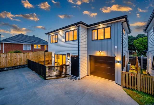 STANDALONE & Near-New-Modern Living at Its BEST