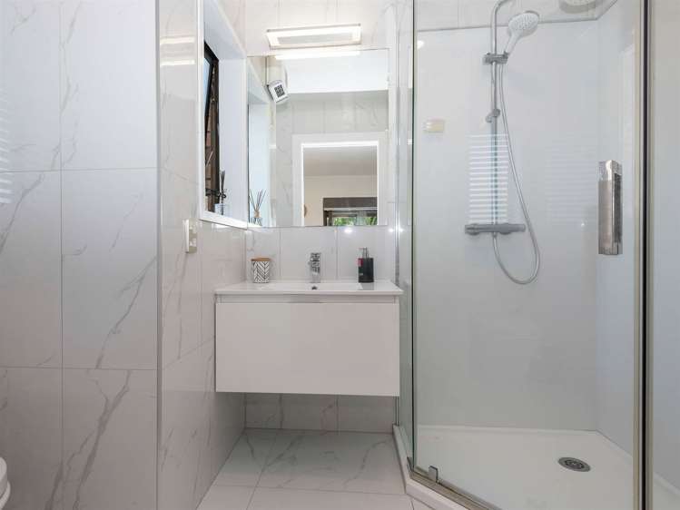 53a Uxbridge Road Mellons Bay_11