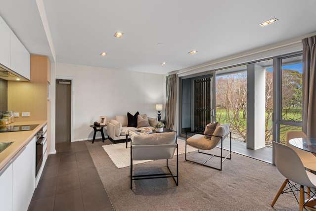 Sunny Elevated Apartment in Unbeatable Location