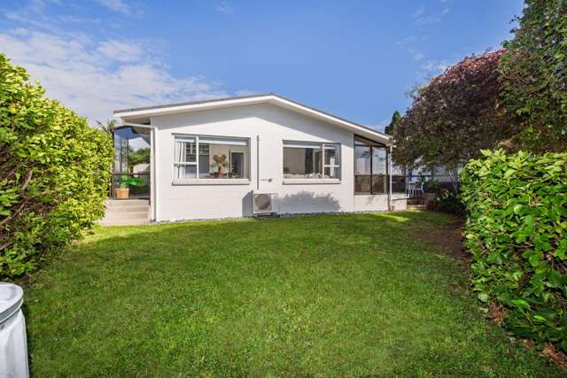 Cosy & Discreet Living In Matua
