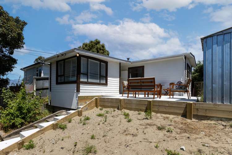 22 Batten Grove The Pines Beach_13