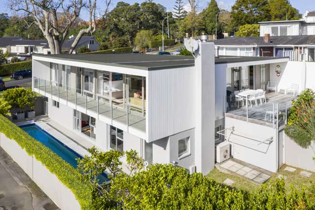 Inside a Remuera 'beach house': Modernist house by Vladimir Cacala for sale