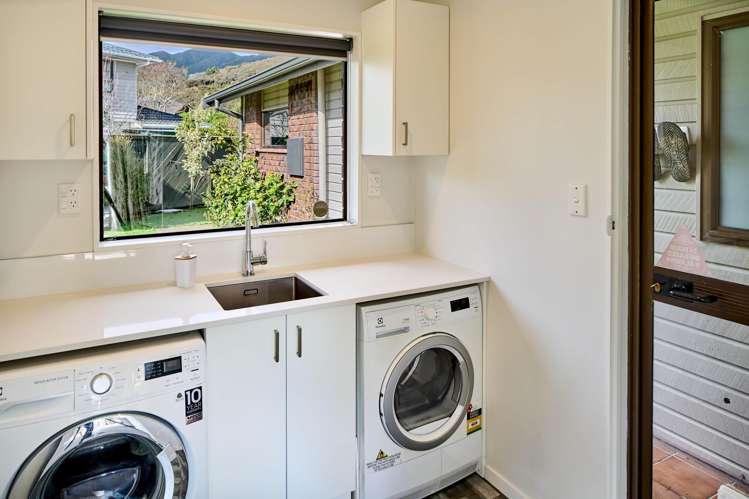 23 Mcenroe Grove Naenae_18