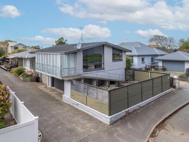 Queens Drive - Park Views & Relaxed Living!