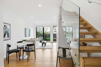 2/4 Glen Atkinson Street_2