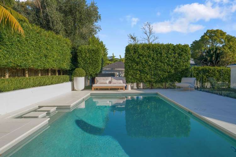 1 Almond Grove Greenhithe_12