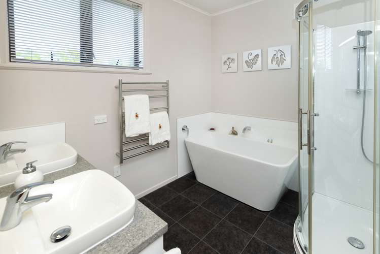 14 Baringa Place Botany Downs_12