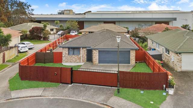 BRICK & TILE BEAUTY – FULLY FENCED & MUST BE SOLD
