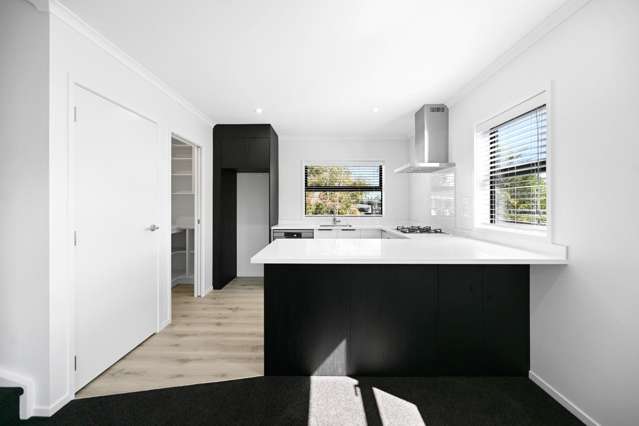 Brand New Home in a Quiet Chartwell Street - RENT SPECIAL!