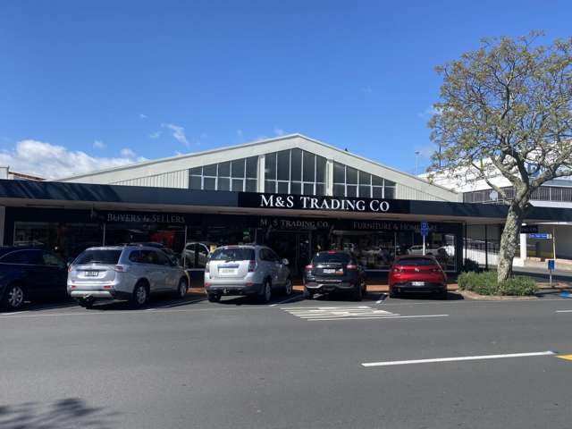 Expansive Owner Occupier Showroom/Warehouse